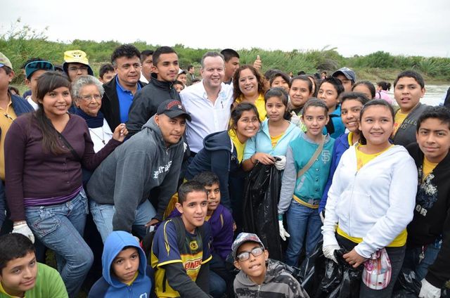 Nuestro Sr. Presidente Encabezando la Limpieza de la Rivera del Rio Bravo